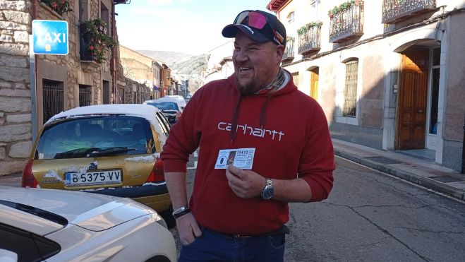 Uno de los agraciados con el décimo ganador del Gordo de la Lotería de Navidad 202 en Pola de Gordón. | L.N.C. Uno de los agraciados con el décimo ganador del Gordo de la Lotería de Navidad 202 en Pola de Gordón. | L.N.C.
