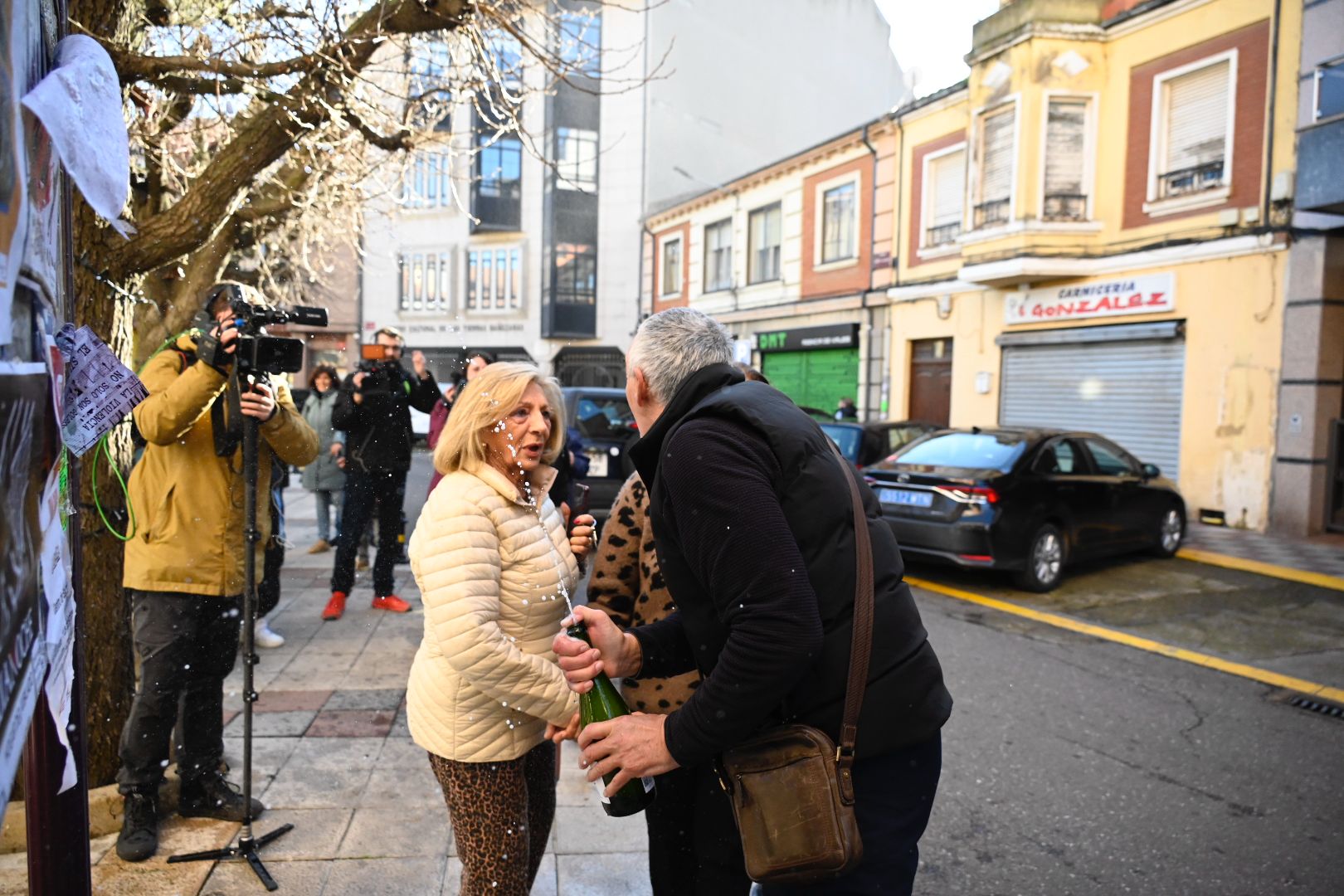 'El Gordo' deja una lluvia de millones en La Bañeza | SAÚL ARÉN