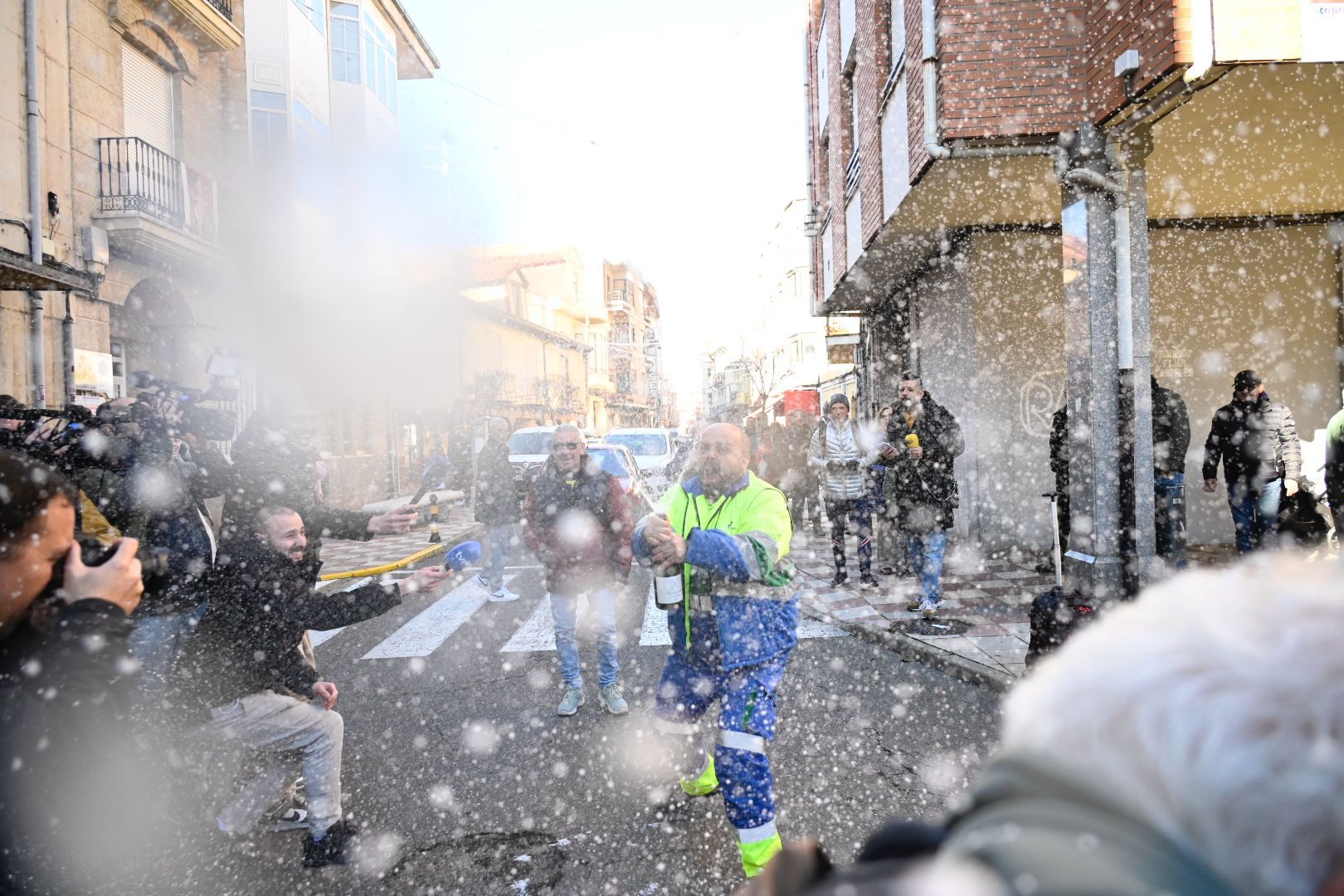 'El Gordo' deja una lluvia de millones en La Bañeza  | SAÚL ARÉN