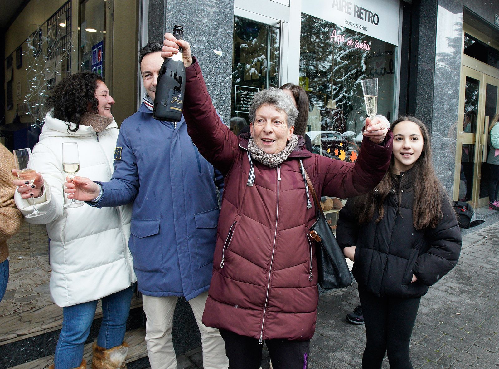 Villablino celebra el Gordo que ha caído en la localidad. | ICAL