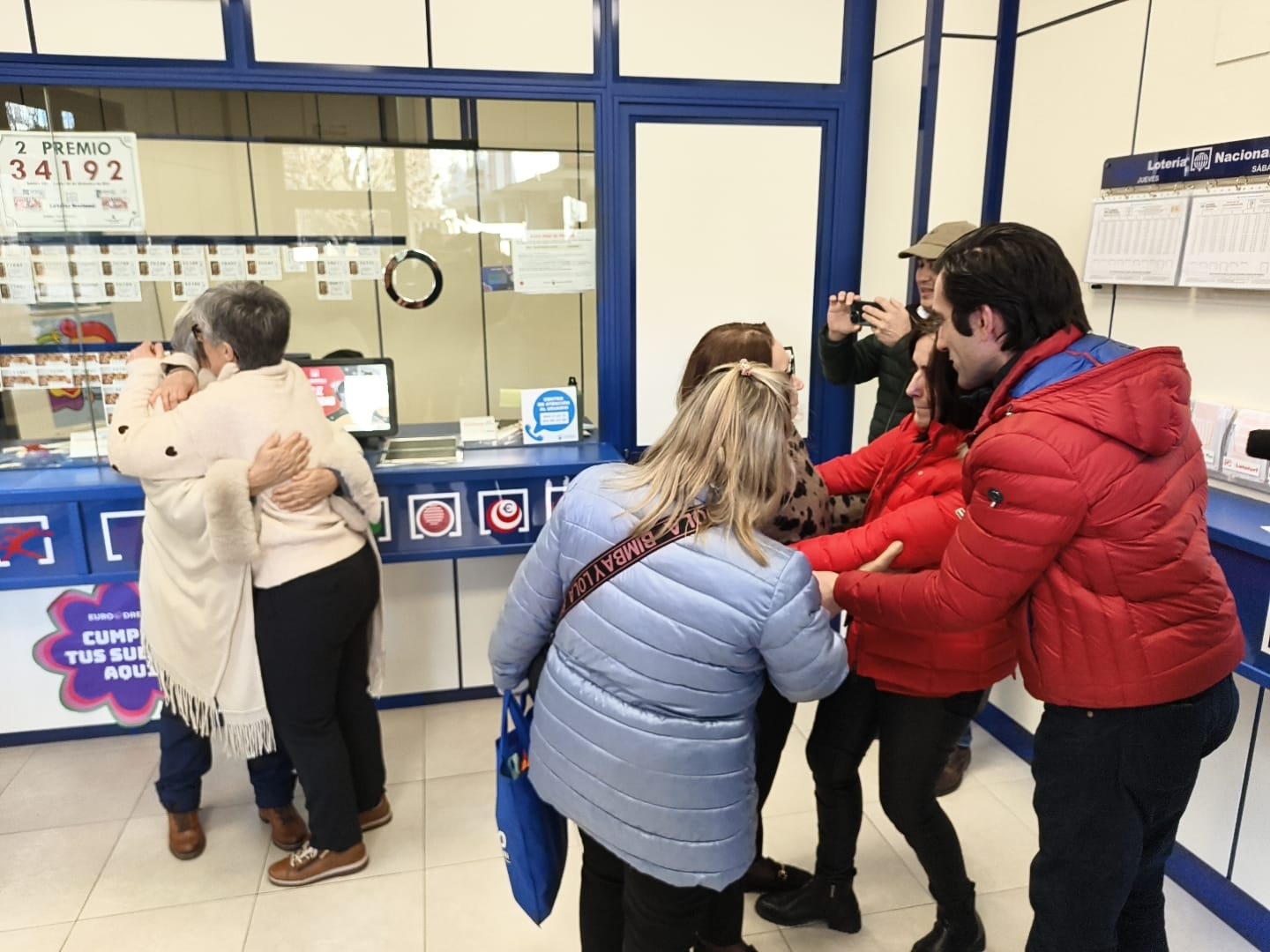 La administración de La Bañeza que ha repartido el 'Gordo' se llenó de abrazos minutos después de salir el primer premio. | L.N.C.
