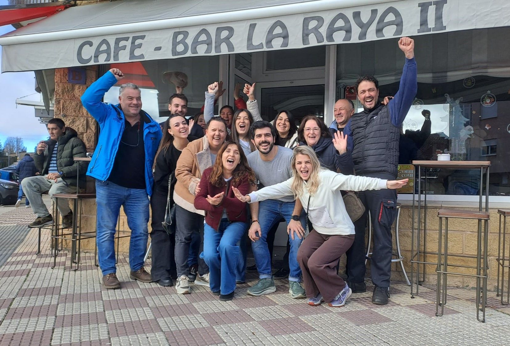 Celebraciones en el bar La Raya, que ha vendido 20 décimos del Gordo. | DAVID IGLESIAS
