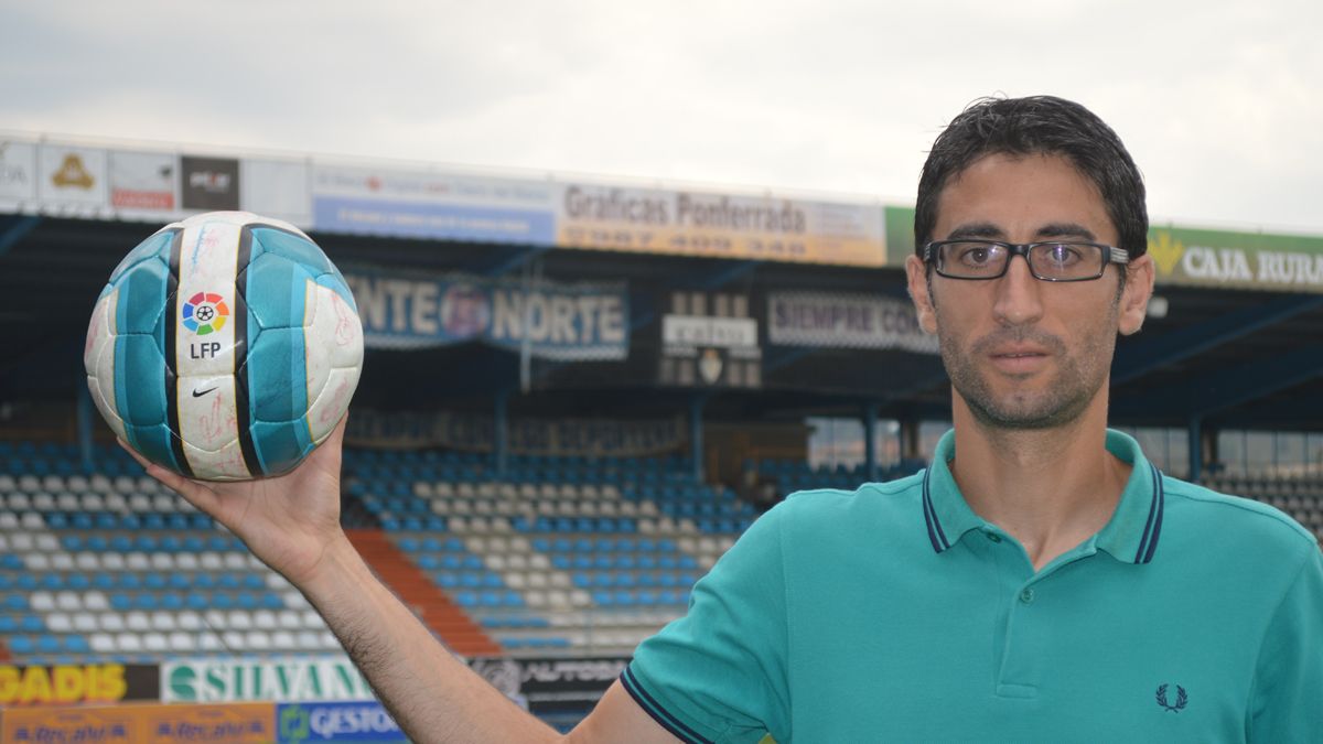 Rubén Vega, que estuvo presente en el partido del Carlos Belmonte, posa con el balón del debut berciano en Segunda División. | A. CARDENAL