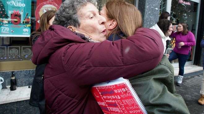 Imagen de archivo de leoneses celebrando este lunes el 'Gordo' de la Lotería de Navidad. | ICAL