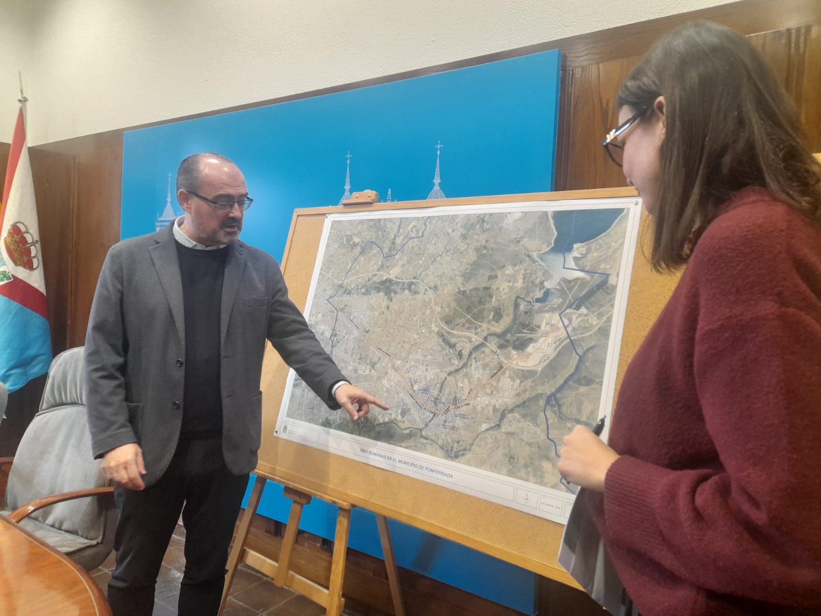 Morala señalando el trazado de la vía romana que no reconoce más que como recuerdo. | MAR IGLESIAS