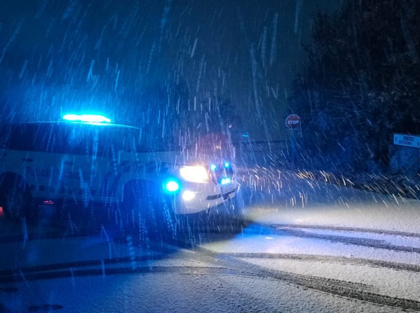 Una patrulla policial en la carretera del Morredero entre la nieve. | POLICIA MUNICIPAL PONFERRADA