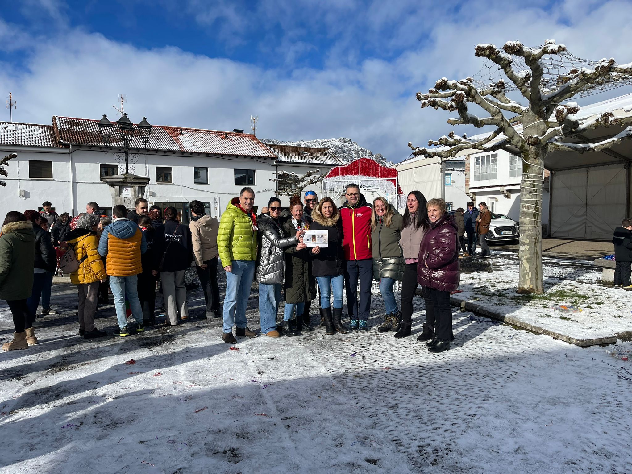 Algunos de los premiados con el 'Gordo' en Villamanín celebrando el premio. L.N.C.