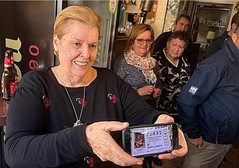Una de las afortunadas con el 'Gordo' lo celebra en el bar que ha repartido 120 millones de euros. | ABC