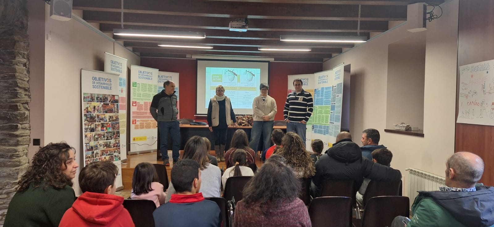 Un momento de la charla informativa sobre polinizadores y sistemas de alerta temprana frente al avispón asiático, en Murias de Paredes | L.N.C.