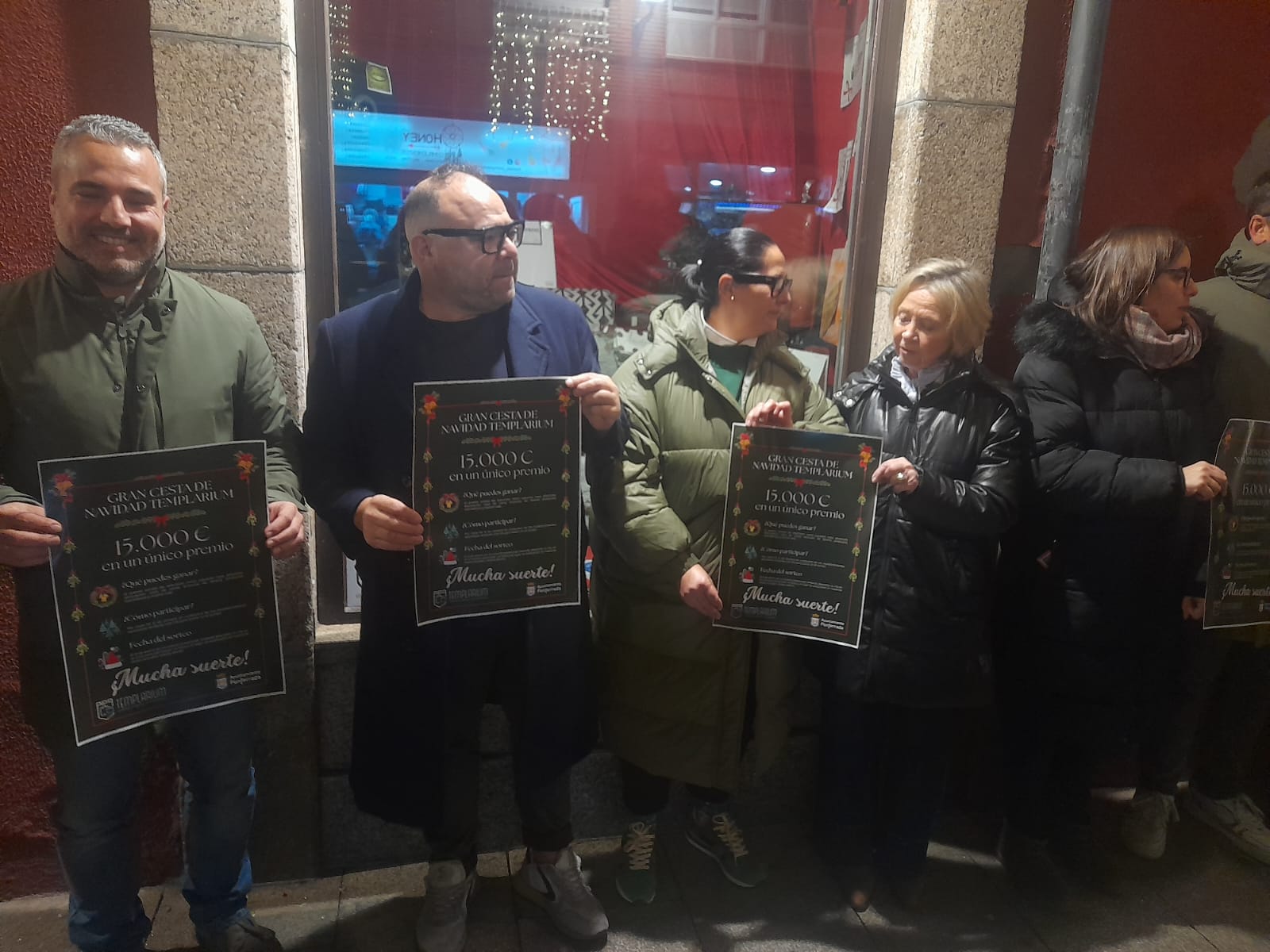 Ante el escaparate en el que se pueden ver los productos y cheques regalo que incluye la cesta. | MAR IGLESIAS