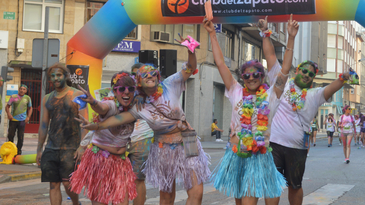 Los participantes recorrieron la ciudad con disfraces, humor y las obligatorias gafas de sol.| D.M.