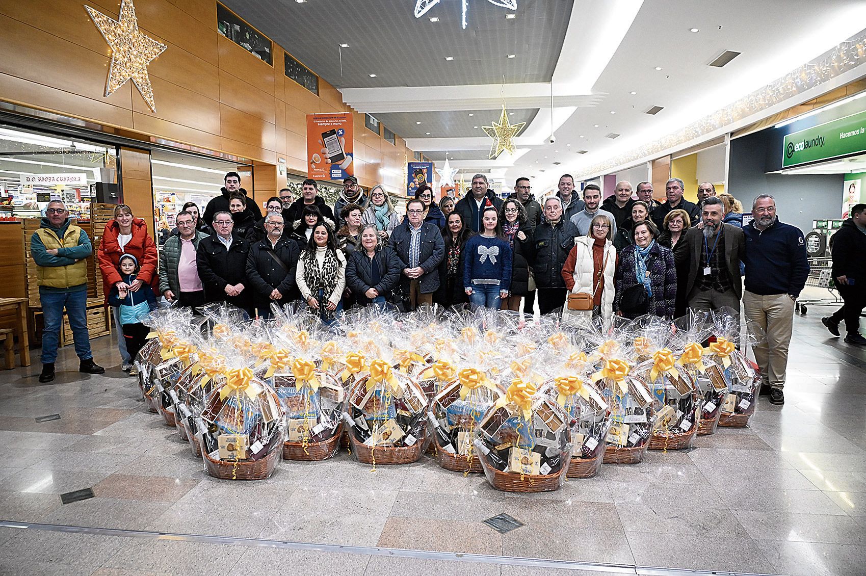 El hipermercado E.Leclerc de Trobajo del Camino realizó este lunes la entrega de 40 cestas de Navidad. | SAÚL ARÉN