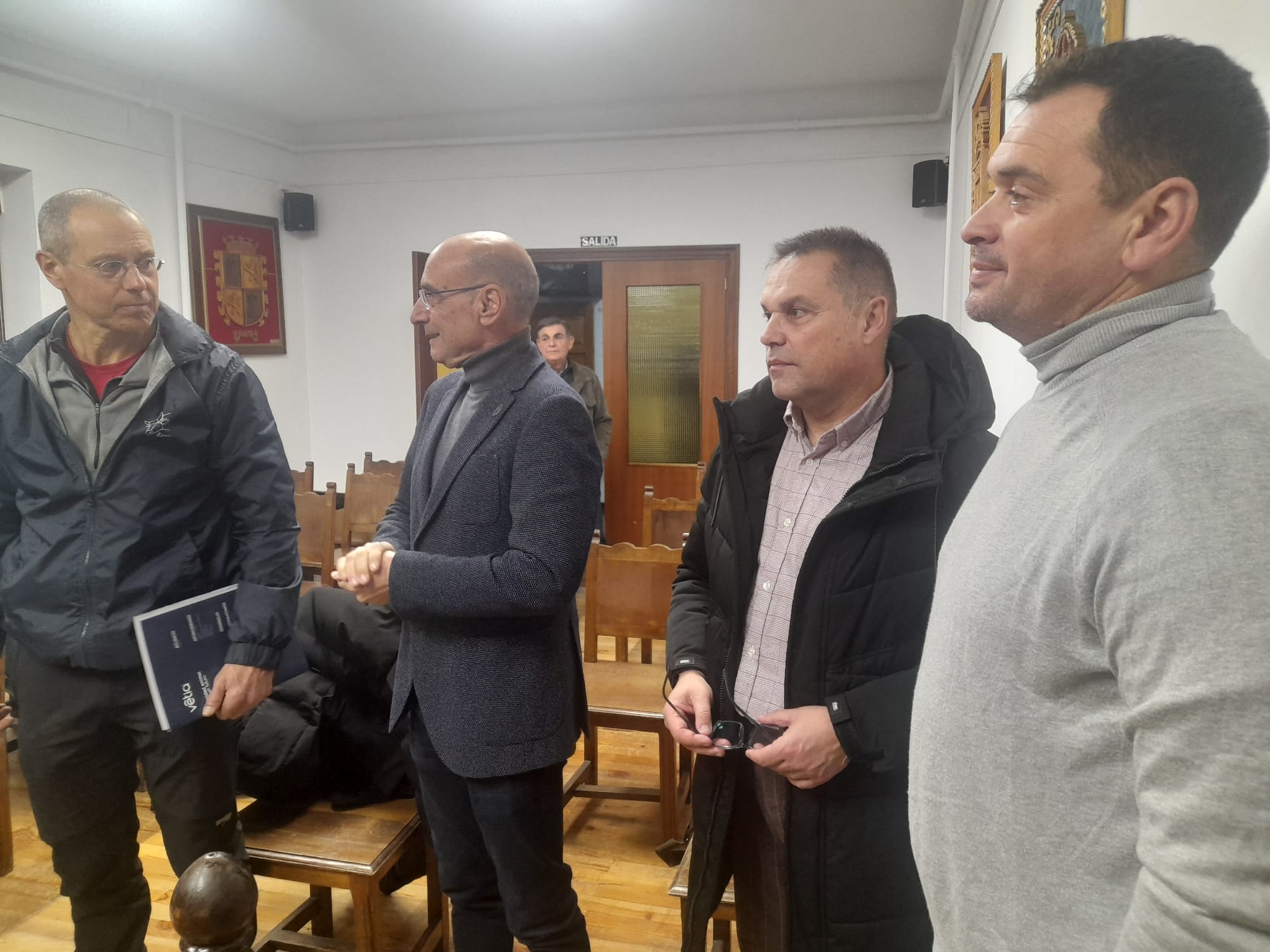 Mirón dialogando con Álvarez para pedir ayuda al límite para la apertura del matadero. | MAR IGLESIAS