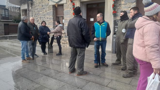 Los vecinos de Toreno ante el Ayuntamiento arropando la petición. | MAR IGLESIAS