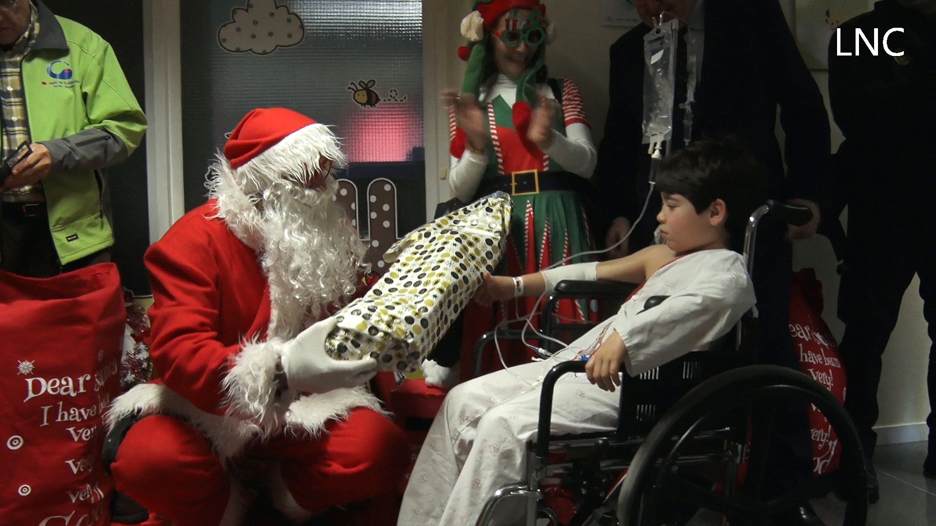 Papá Noel visita a los niños que pasarán hospitalizados esta Navidad en León