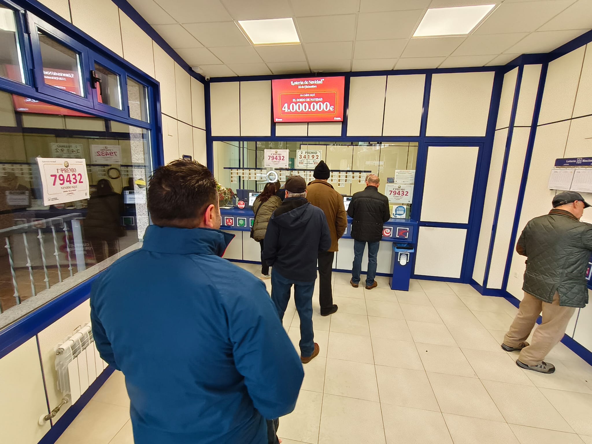 Cola este martes en la Administración número uno de La Bañeza que vendió el 'Gordo'. | A. RODRÍGUEZ