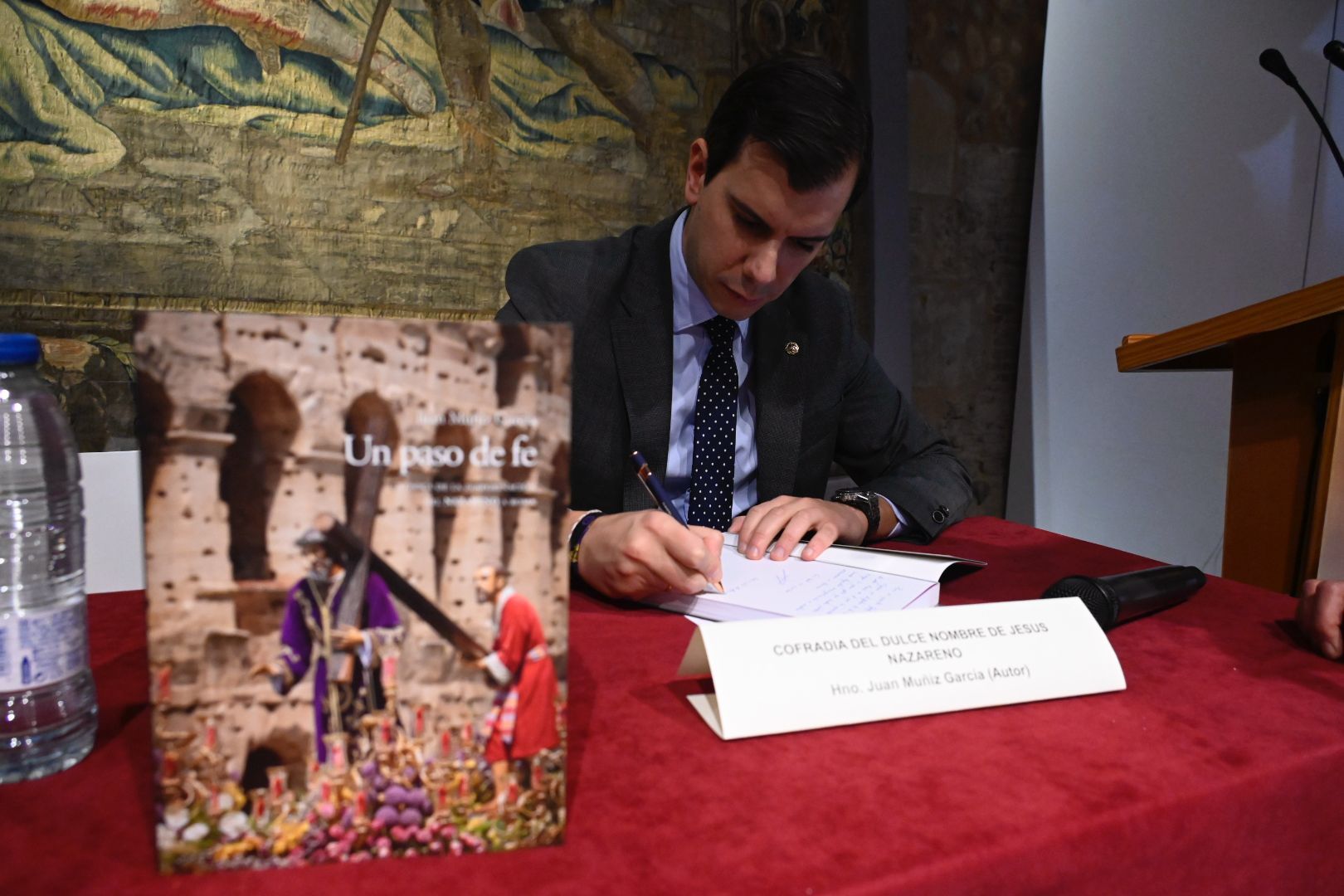 Juan Muñiz firma ejemplares del libro 'Camino a Roma, un paso de fe'. | SAÚL ARÉN Juan Muñiz firma ejemplares del libro 'Camino a Roma, un paso de fe'. | SAÚL ARÉN