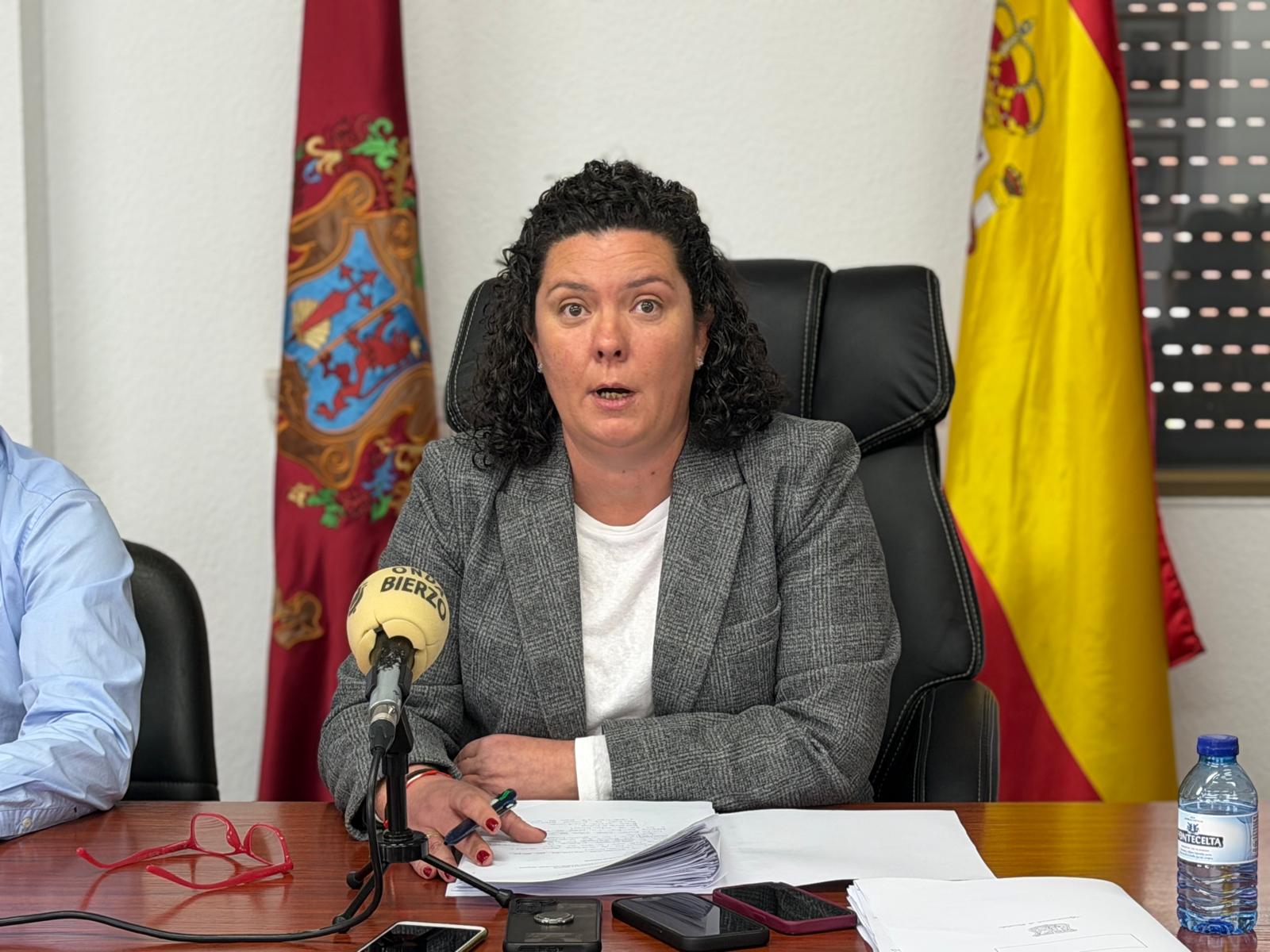 La alcaldesa de Cacabelos, Irene González, en rueda de prensa. | J.F.