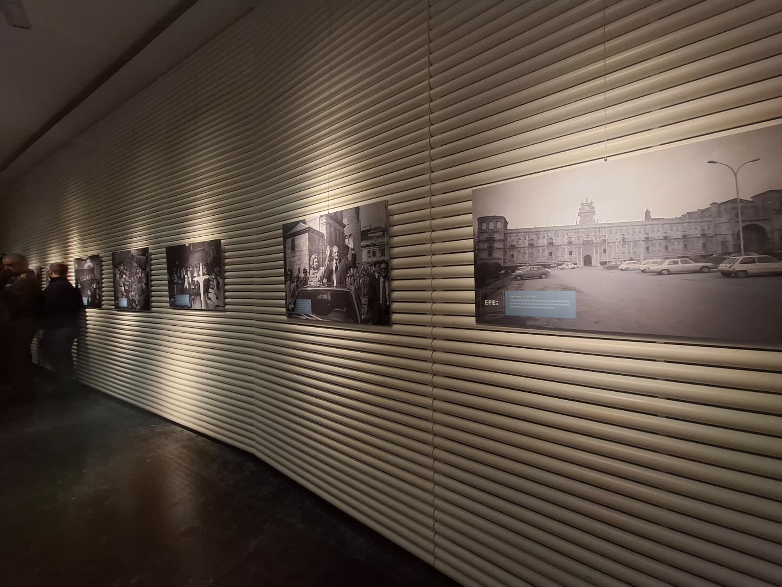 La exposición de fotografías de la Transición fue uno de los actos organizados dentro de ‘50 años de España en libertad’. | L.N.C.