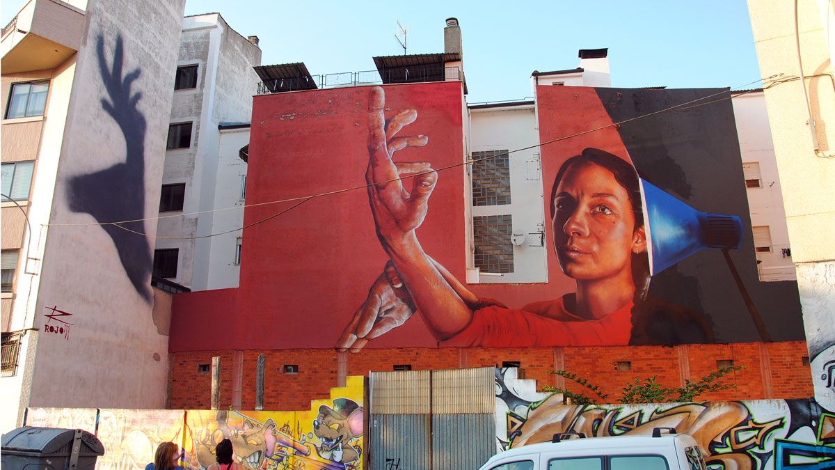 En las paredes de la parte posterior de un edificio de la calle Lepanto (visible desde la calle Tejadillo) El Rojo firma un impresionante graffiti donde el artista juega con las luces y las sombras. | ABAJO