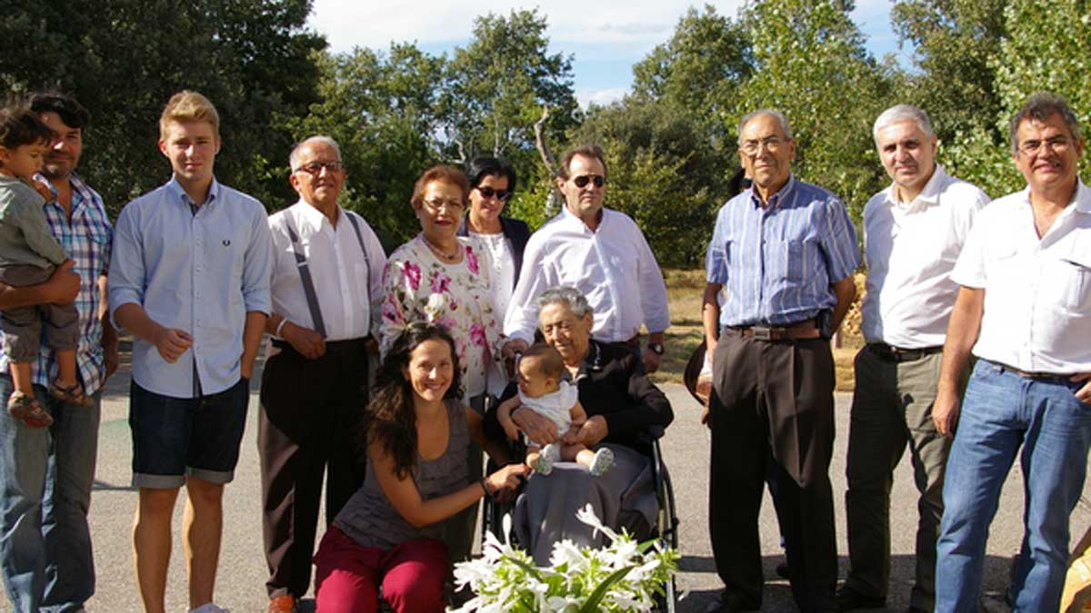 Foto de familia de Antonia Gómez Buelta en la celebración de sus 105 años.