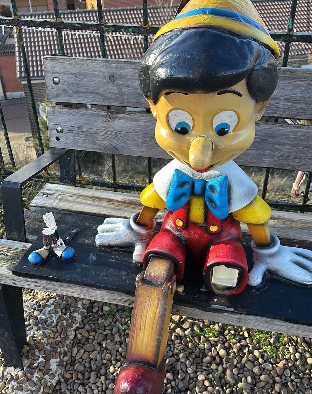 Pepito Grillo ha sido destrozado y se ha arrancado una de las piernas de Pinocho. | L.N.C.