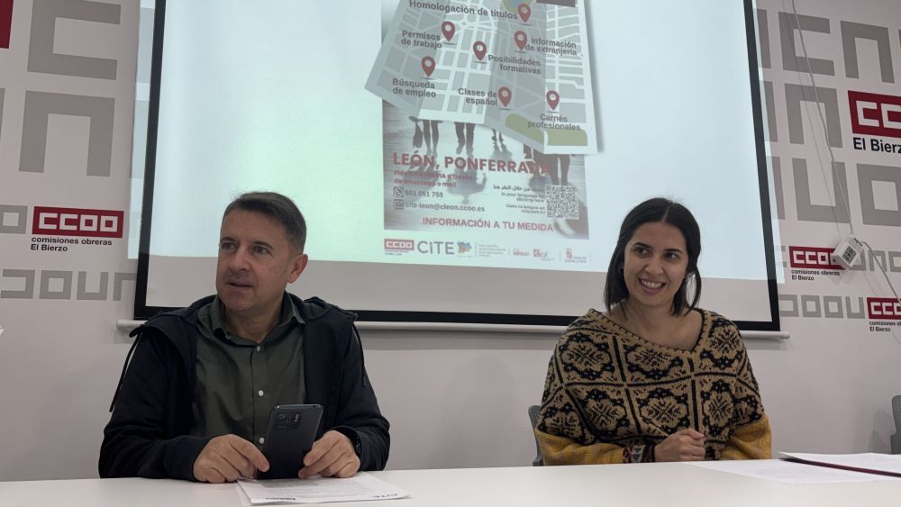 Roberto Echegaray, secretario general de CCOO en El Bierzo, y Sandra Cuervo, responsable del servicio, en la presentación del CITE. | JAVIER FERNÁNDEZ