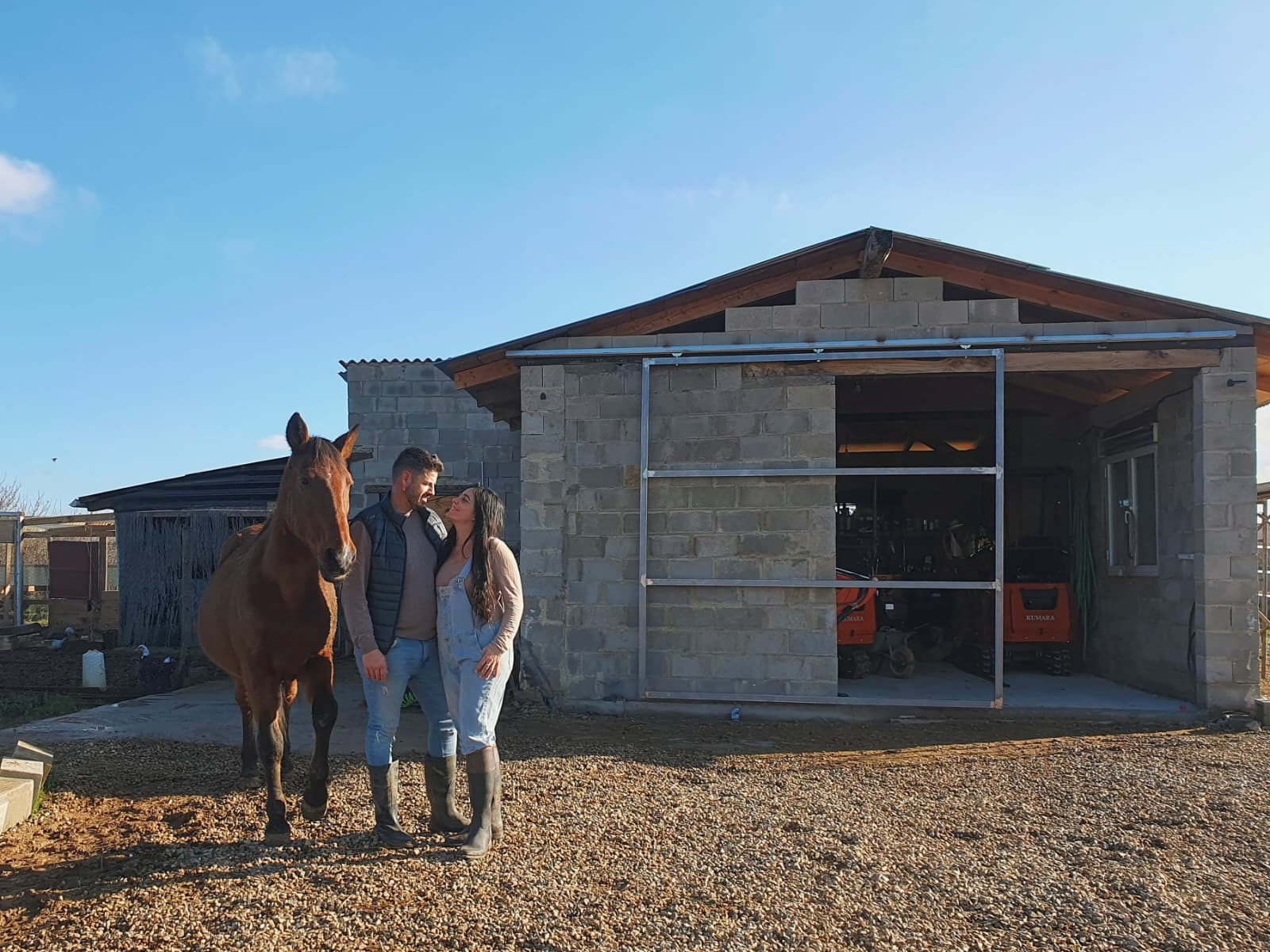 Lorena. de 'Viviendo Salvaje', posa con su pareja frente a la centenaria casa que han reformado por completo en un pueblo de León. | L.N.C.