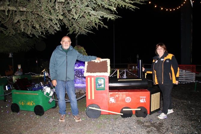 Santiago y Merche, propietarios de la gasolinera, posando en el poblado. | L.N.C. Santiago y Merche, propietarios de la gasolinera, posando en el poblado. | L.N.C.