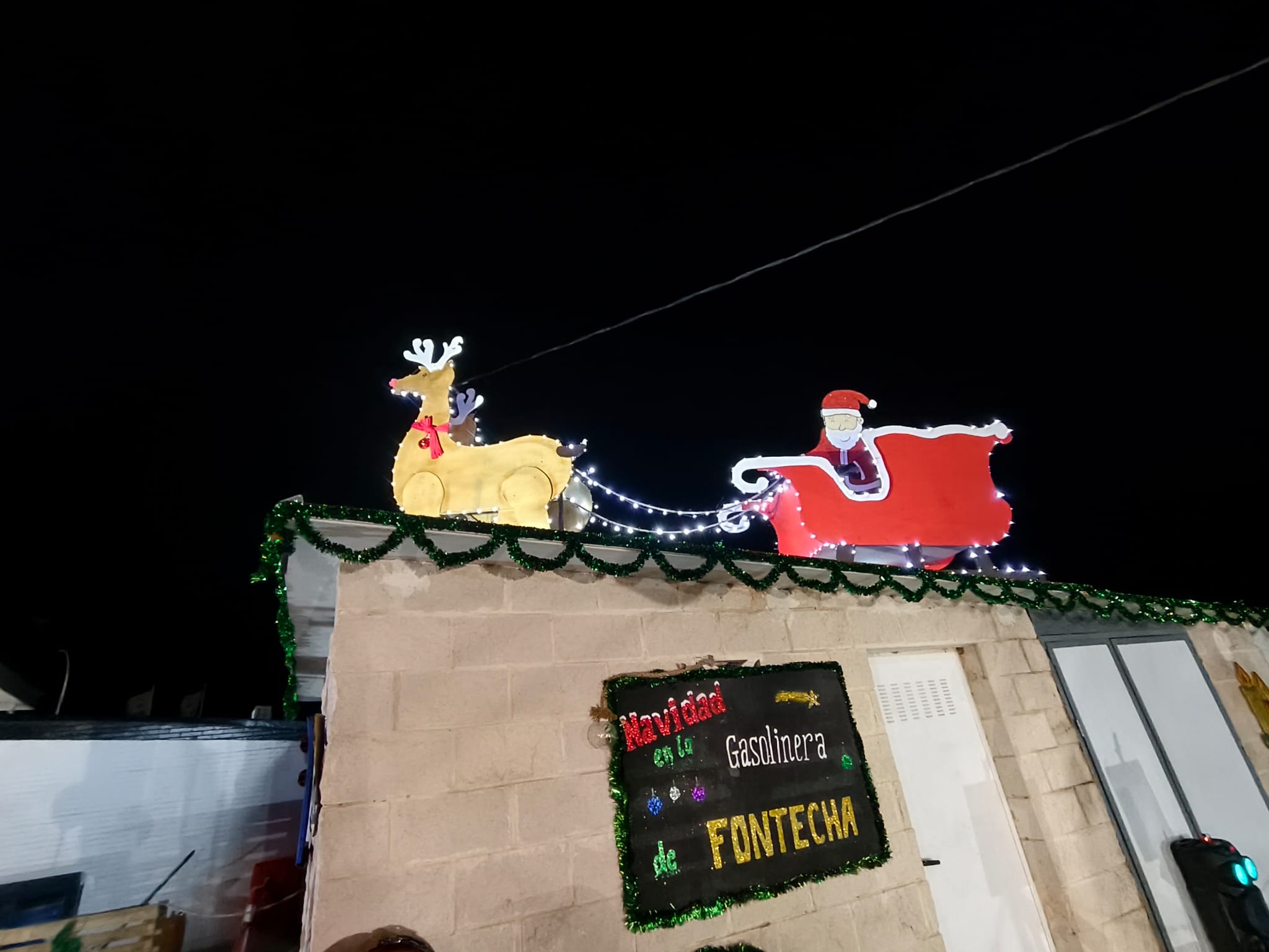 Papa Noel en lo alto del tejado de la gasolinera. | A.R. Papa Noel en lo alto del tejado de la gasolinera. | A.R.