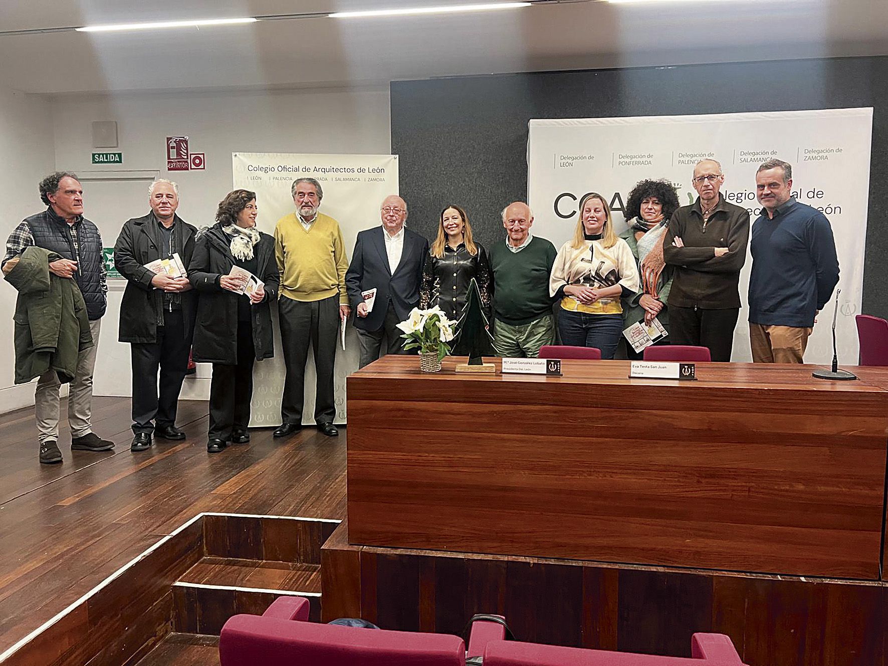 Una foto de familia de todos los arquitectos que participaron en el libro, junto a José Álvarez Guerra, David Rubio,  Eva Testa y María José González | SAÚL ARÉN
