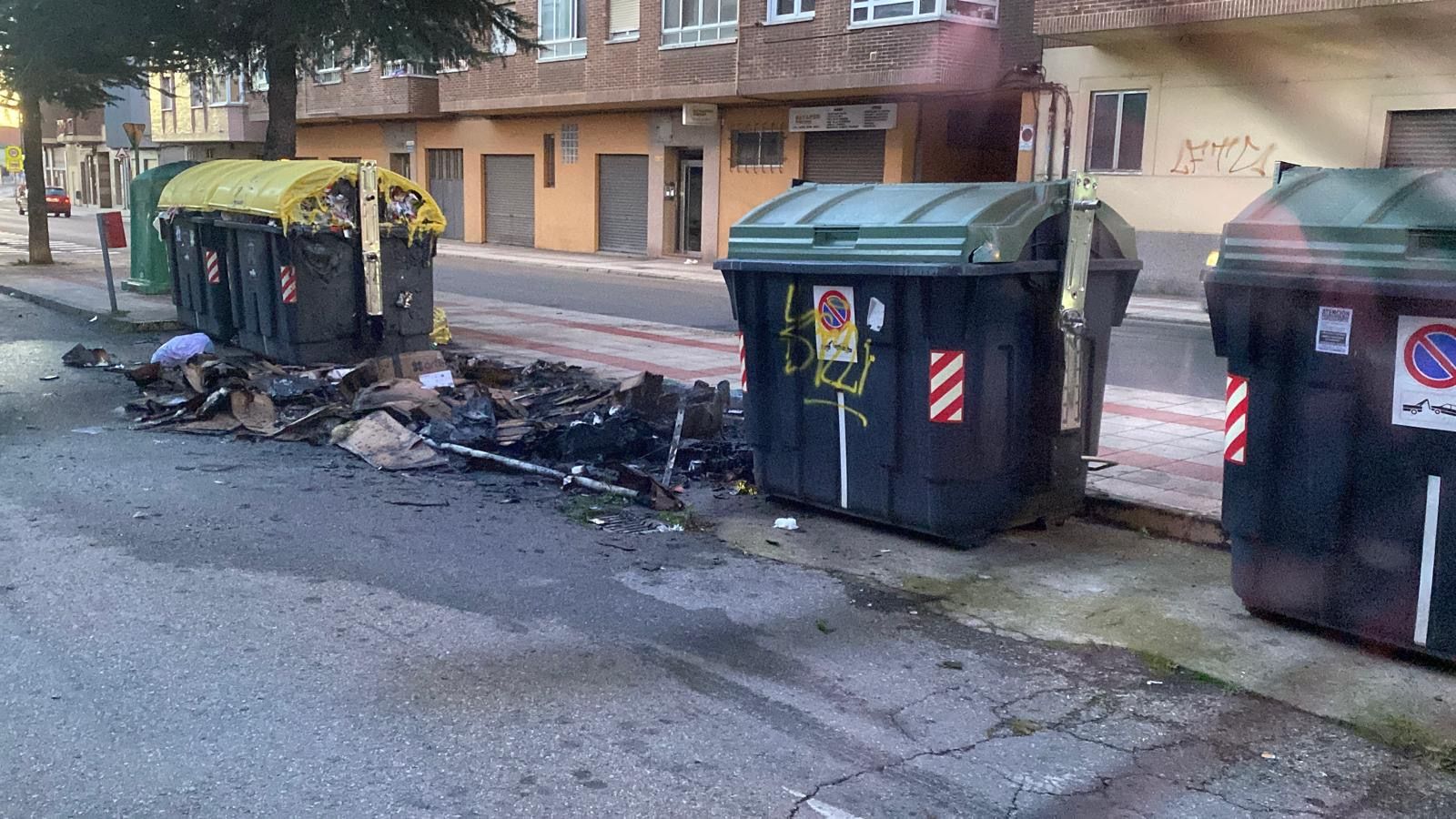 Imagen de los contenedores quemados en Trobajo del Camino. | L.N.C.