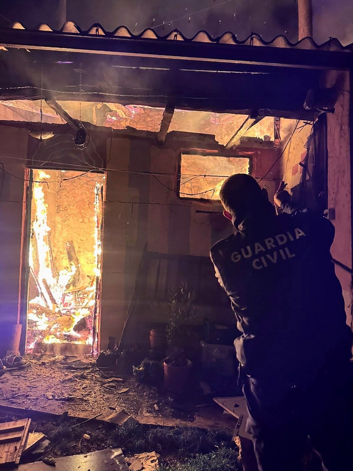 La Guardía Civil de La Bañeza se desplazó hasta La Calzada de la Valdería para sofocar las llamas. | GUARDÍA CIVIL DE LEÓN