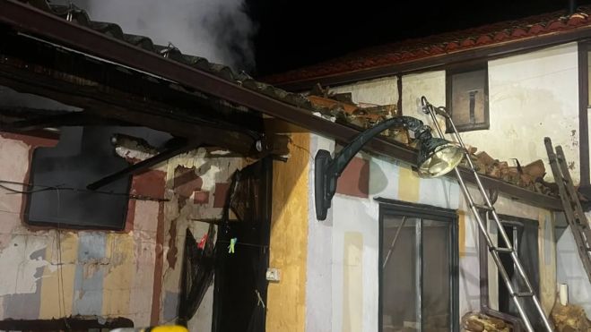 Sofocan el incendio de una casa habitada en la Calzada de la Valdería