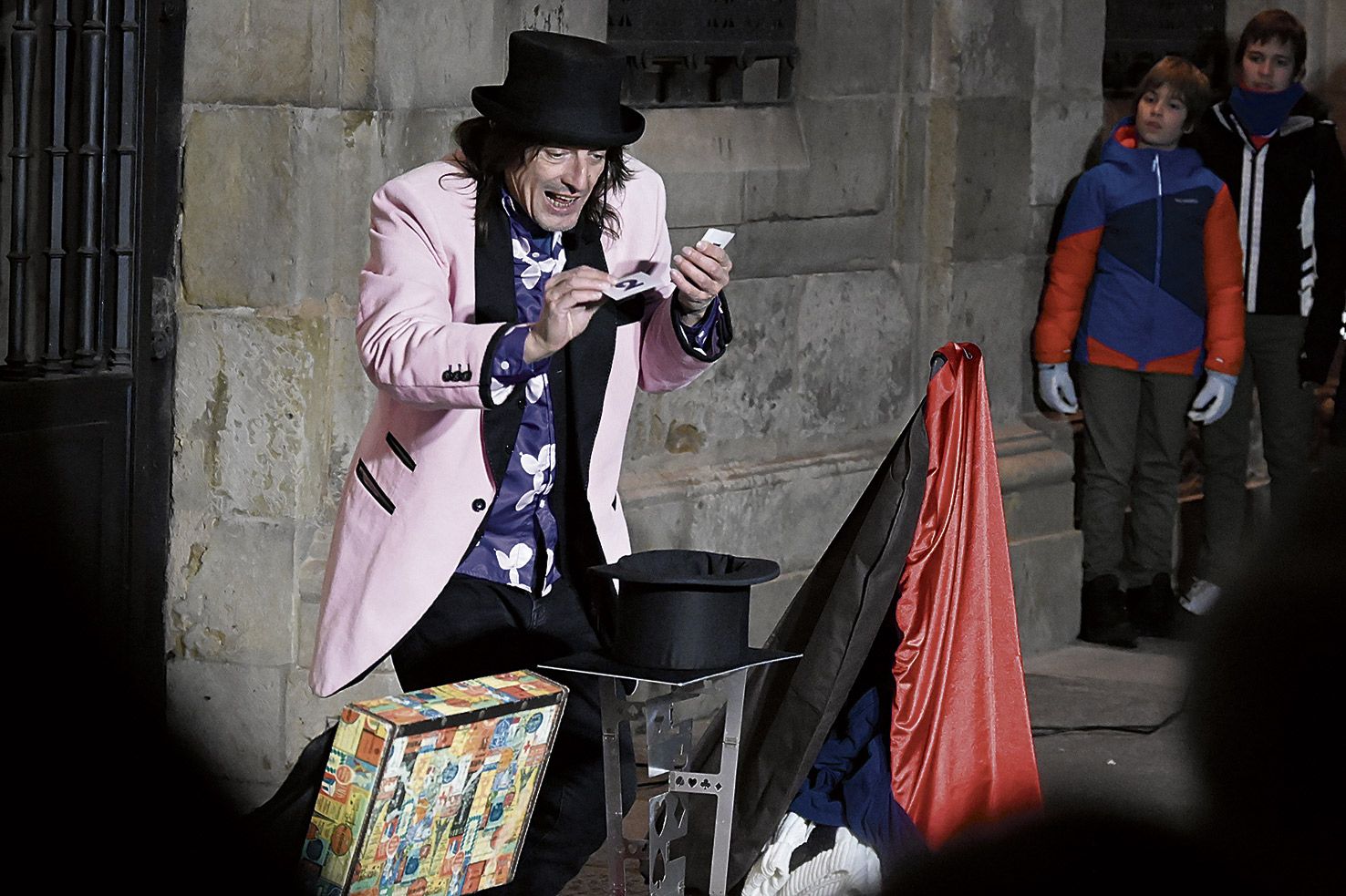 Jean Philippe durante su actuación de este viernes en la calle. | SAÚL ARÉN