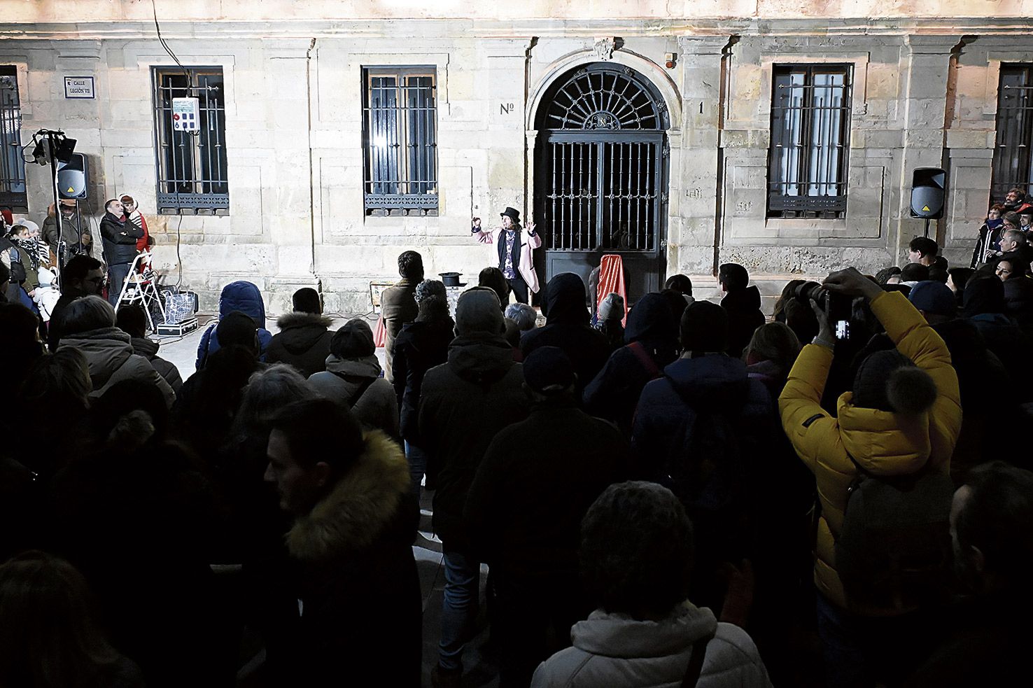 El frío no fue excusa para que cientos de personas salieran a la calle a disfrutar de la magia. | SAÚL ARÉN