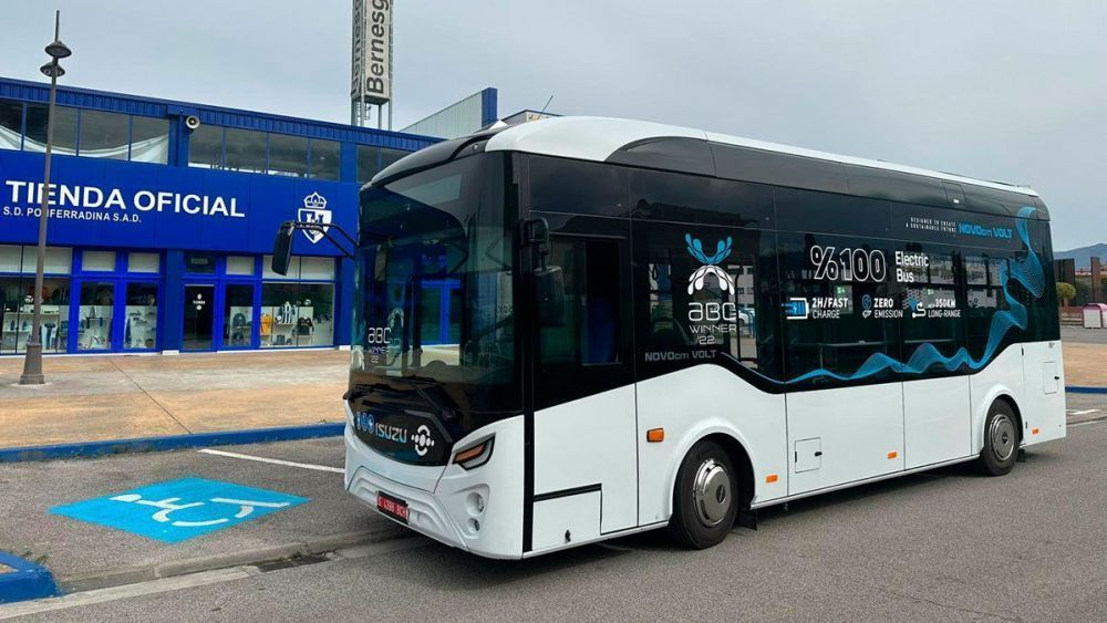Un autobús municipal frente al Estadio El Toralín de Ponferrada.