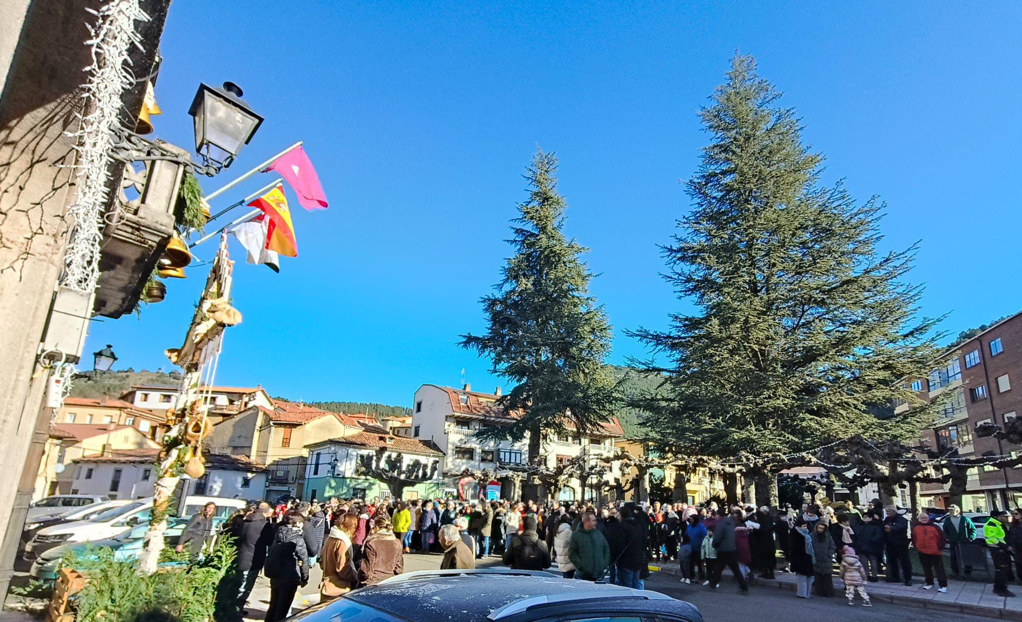 Imágenes de la concentración convocada este viernes en Cistierna. L.N.C.