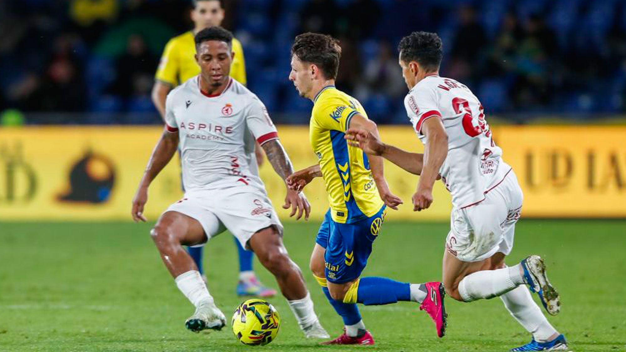 Lucas Ribeiro intenta recuperar un balón frente a Las Palmas. | LALIGA