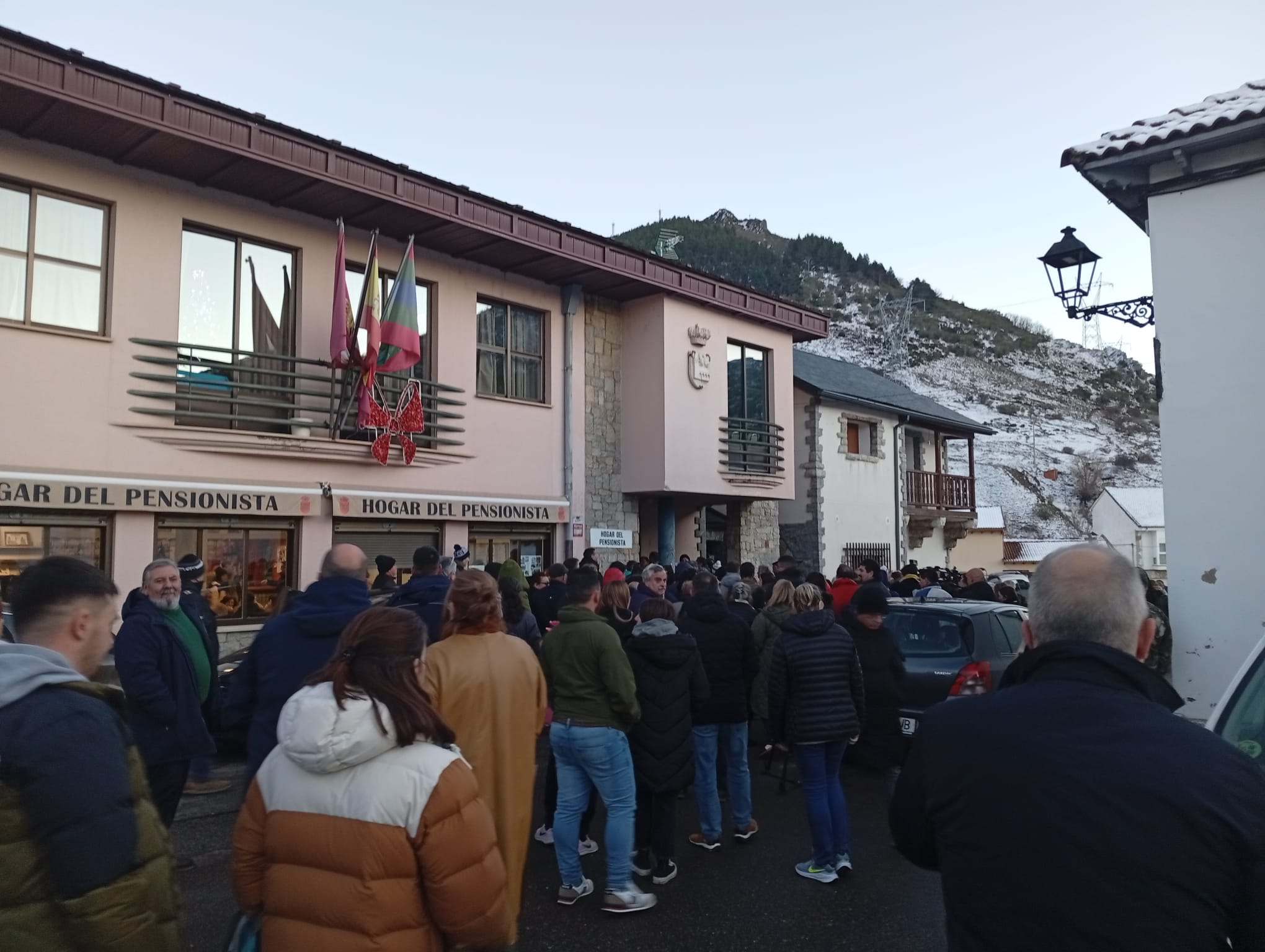 Instantes previos a la reunión informativa sobre el cobro del 'Gordo' de la Lotería en Villamanín tras el escándalo con las participaciones. | E. NIÑO