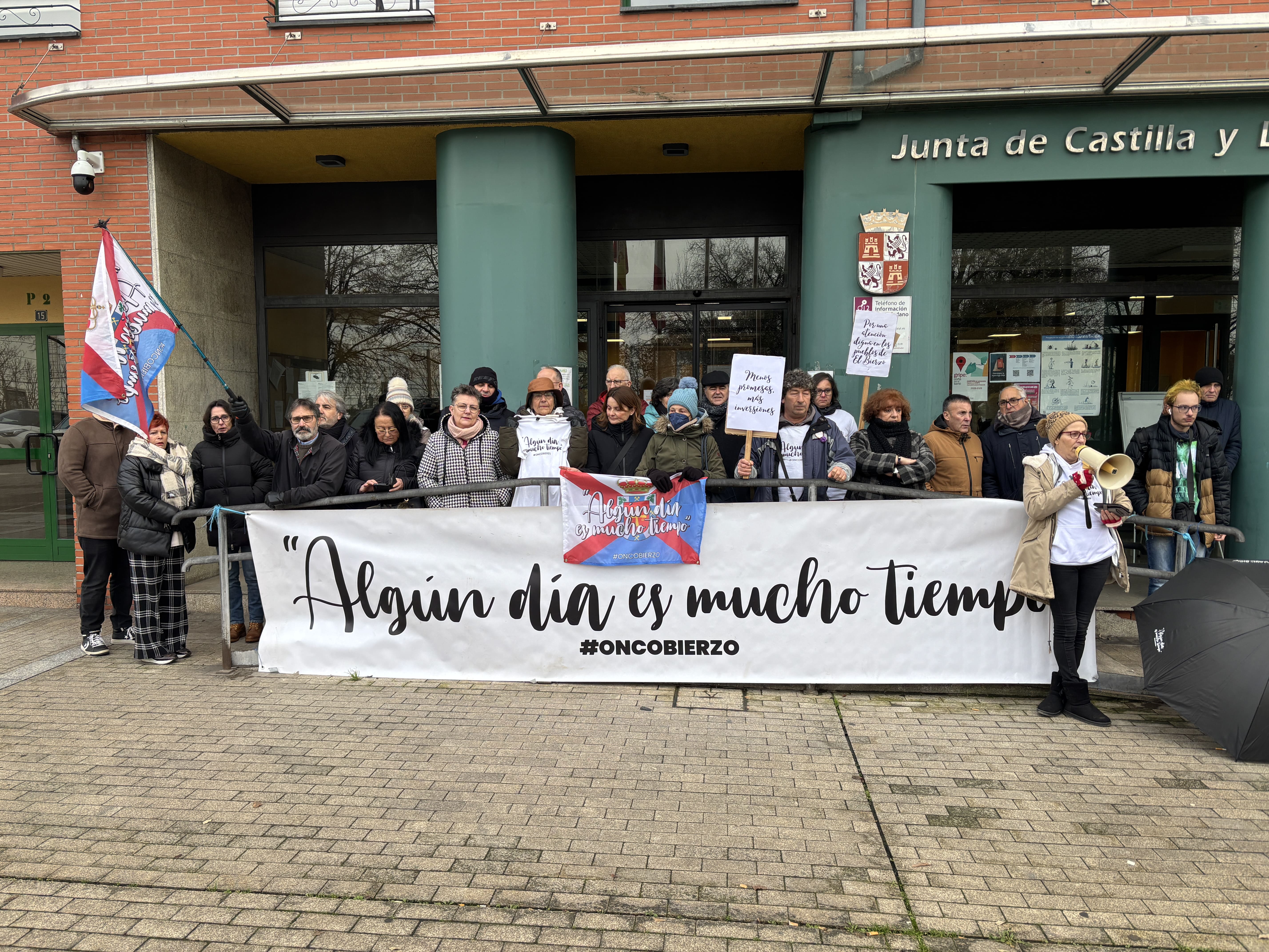 Concentración de Oncobierzo frente a la delegación de la Junta en Ponferrada. | JAVIER FERNÁNDEZ