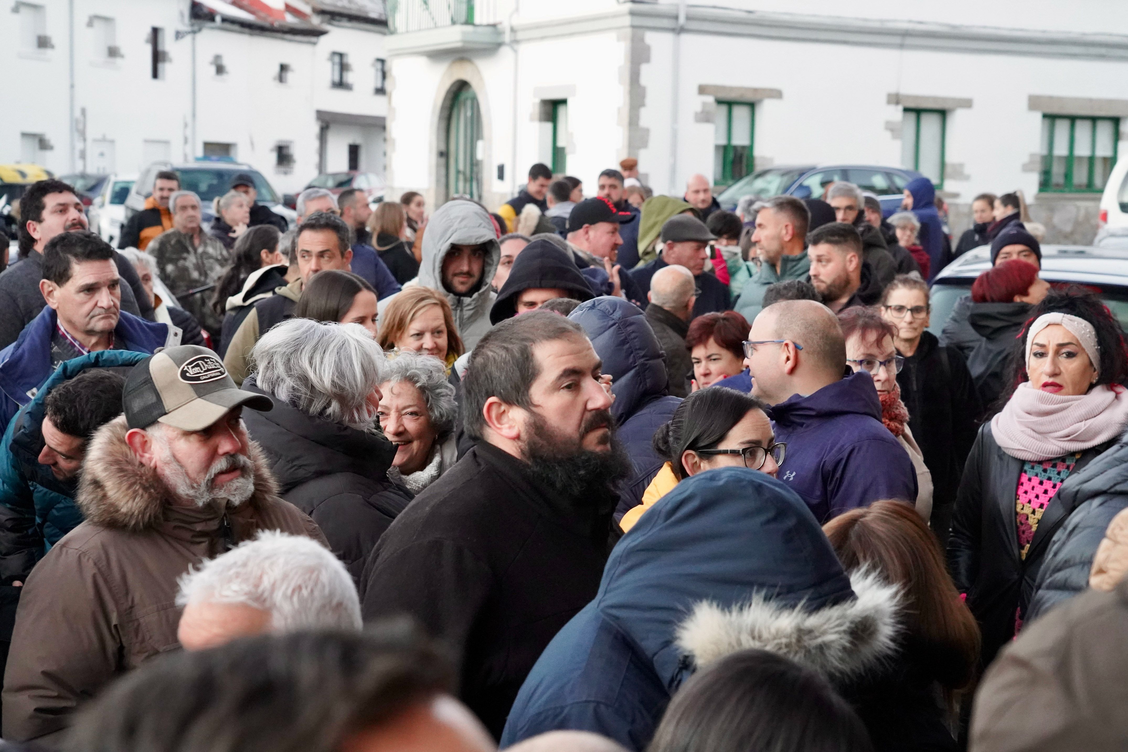 Instantes previos a la reunión informativa sobre el cobro del 'Gordo' de la Lotería en Villamanín tras el escándalo con las participaciones. | CAMPILLO (ICAL)
