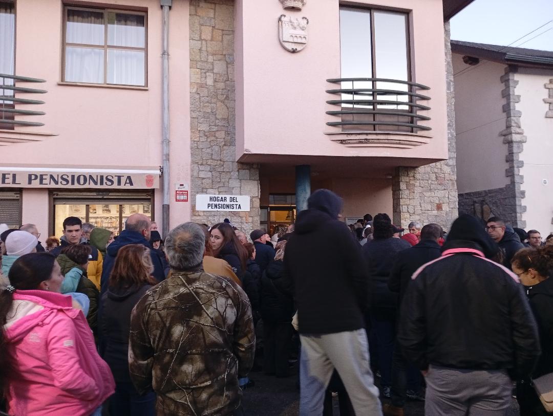 Los propietarios de los boletos a las puertas de la reunión 1. E. NIÑO