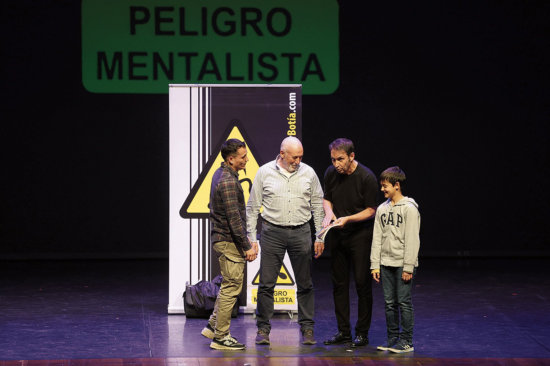 Un instante del espectáculo del mentalista Javier Botía en el Auditorio Ciudad de León. | FERNANDO OTERO