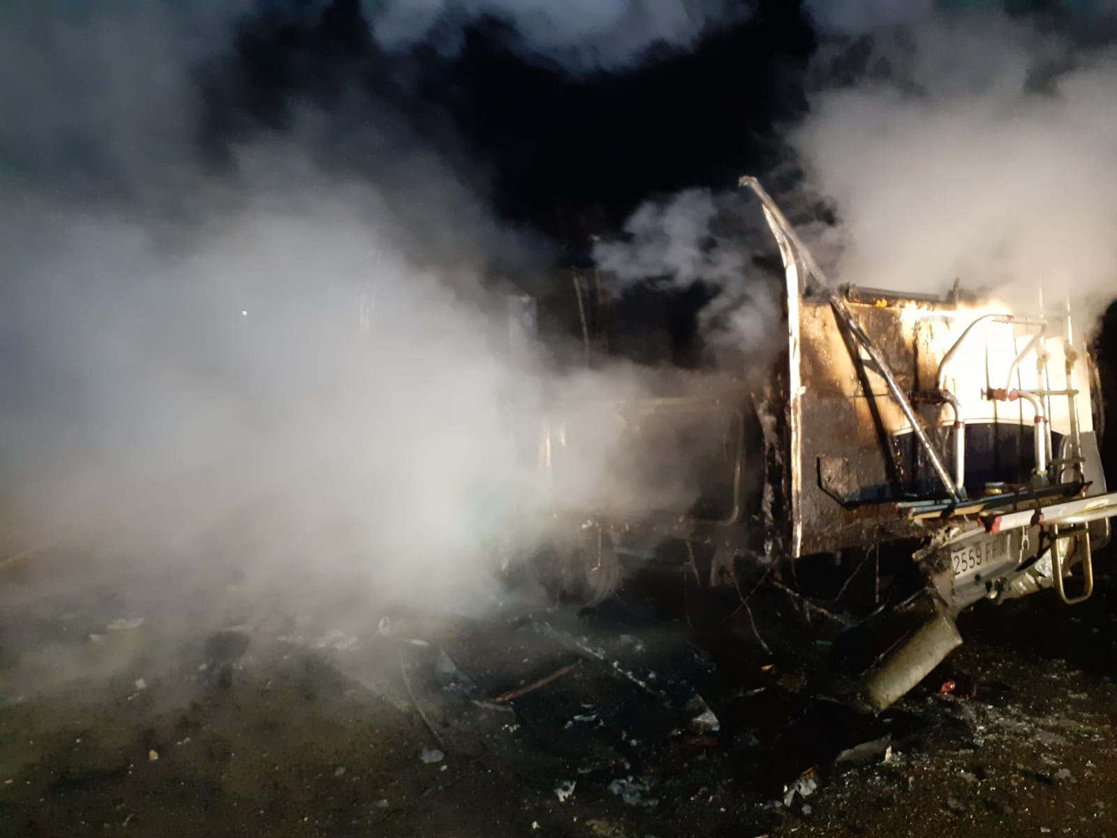 Incendio de una caravana aparcada en la carretera LE-315, término municipal de Castrocalbón. | DIPUTACIÓN DE LEÓN