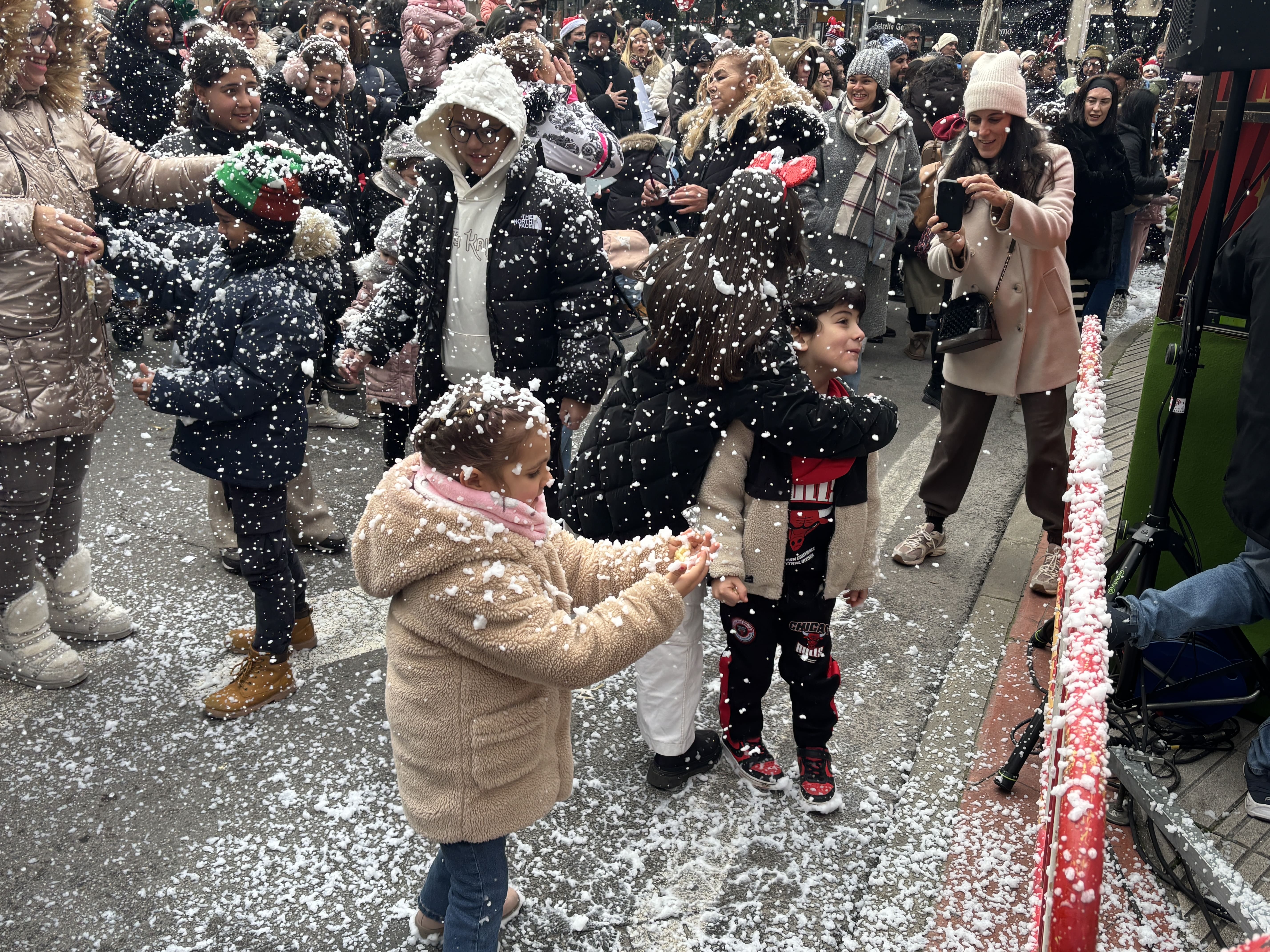La nieve artificial fue uno de los momentos favoritos de los niños. | JAVIER FERNÁNDEZ