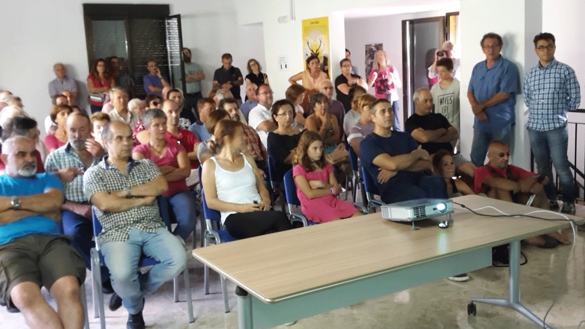 Muchos vecinos de los pueblos de Ancares acudieron a la presentación.