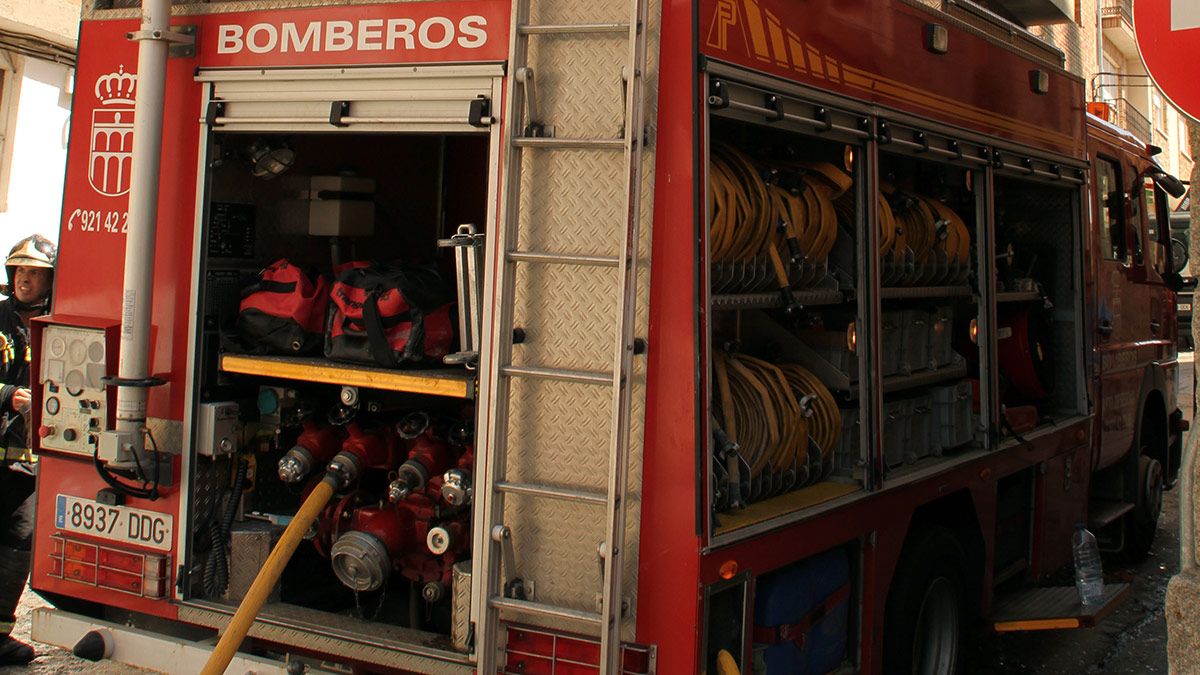Una mujer fallecida y varios heridos en la explosión de una vivienda en la Calle Coca de Segovia. En la imagen los bomberos trabajan en la calle de la explosión. | ICAL