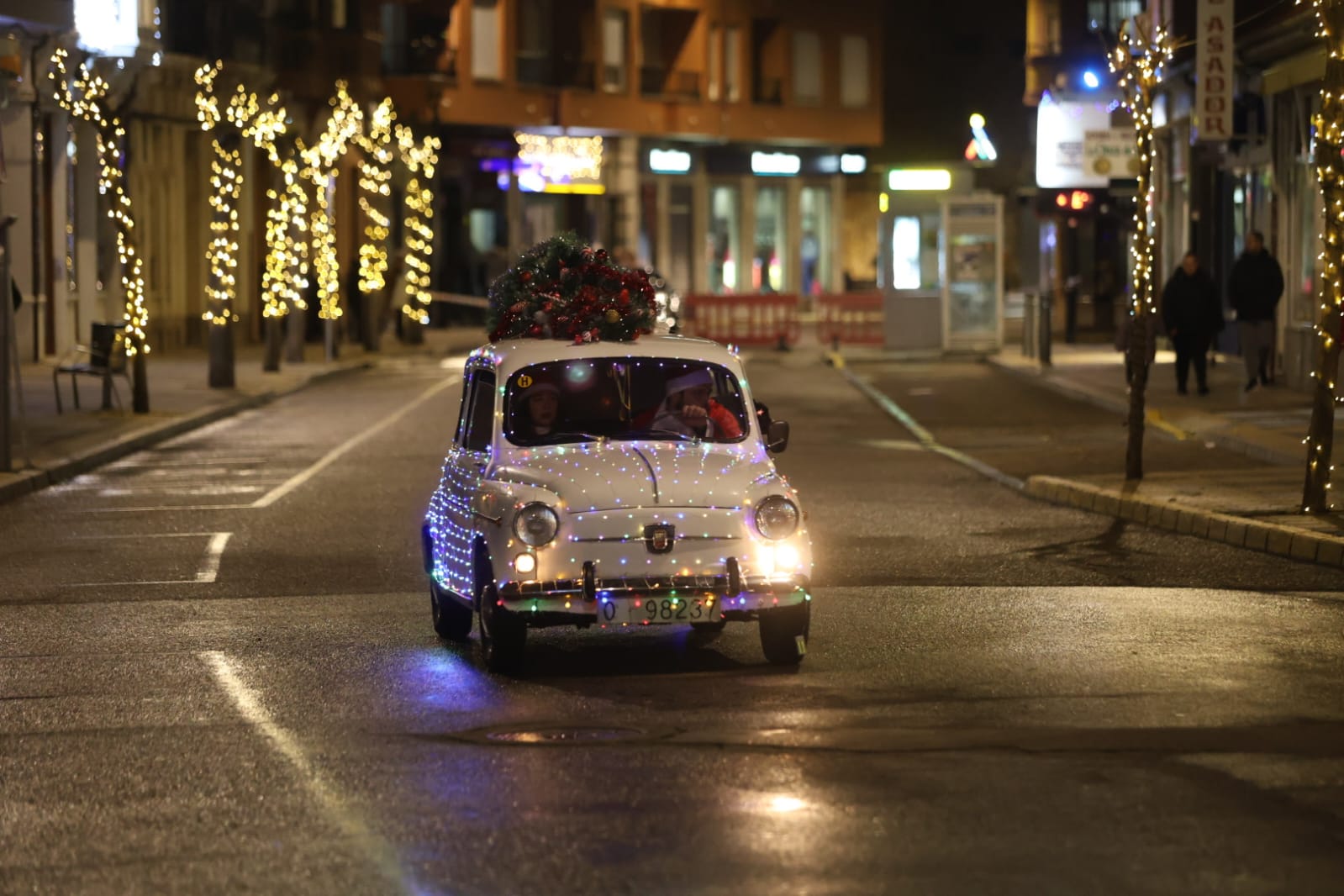 Concentración de coches tuneados de Navidad en La Bañeza. | FERNANDO OTERO