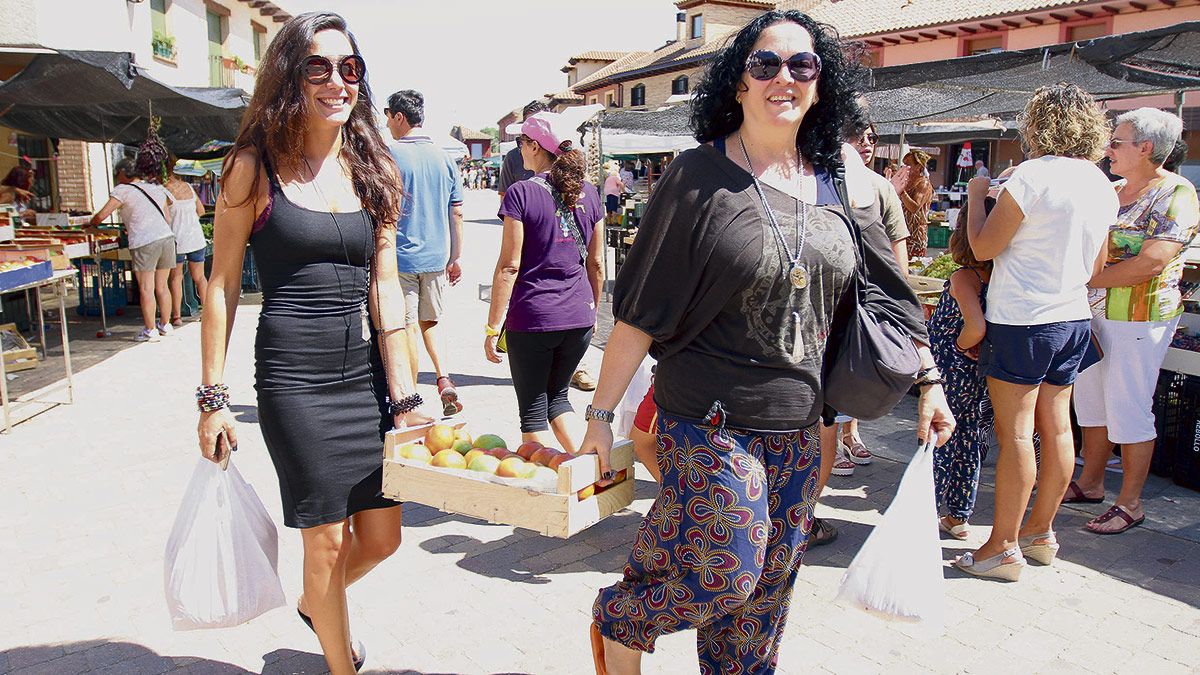 Vecinos de toda la provincia se han acercado a comprar tomates de Mansilla aprovechando la feria. :: Fran sabugo Vecinos de toda la provincia se han acercado a comprar tomates de Mansilla aprovechando la feria. :: Fran sabugo